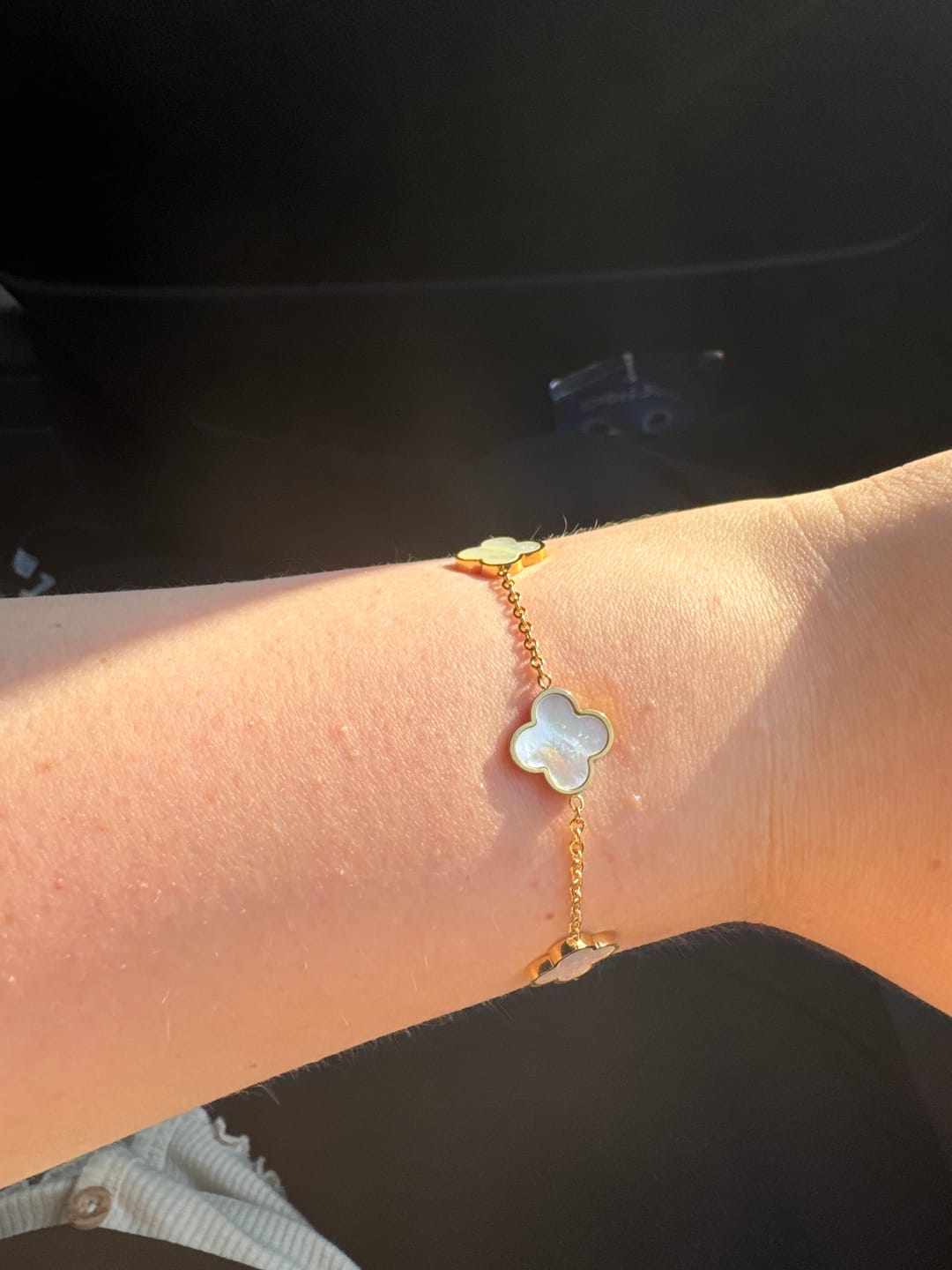 Customer photo review of Clover Perlmutt Armband | 18K vergoldet