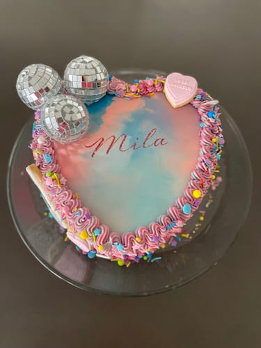 Customer photo review of Taylor Swift Lover Inspired - Edible Icing Toppers