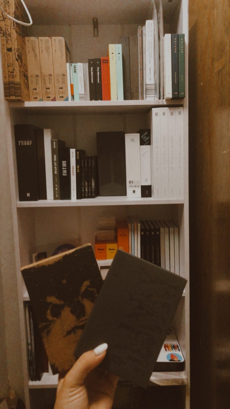 Customer photo review of BTS V - LAYOVER 1ST SOLO ALBUM WEVERSE VER.