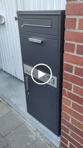 Customer video review of AlbersDesign Stand-Paketbox PB1 Eisenglimmer (DB703) personalisiert mit Edelstahl-Schild