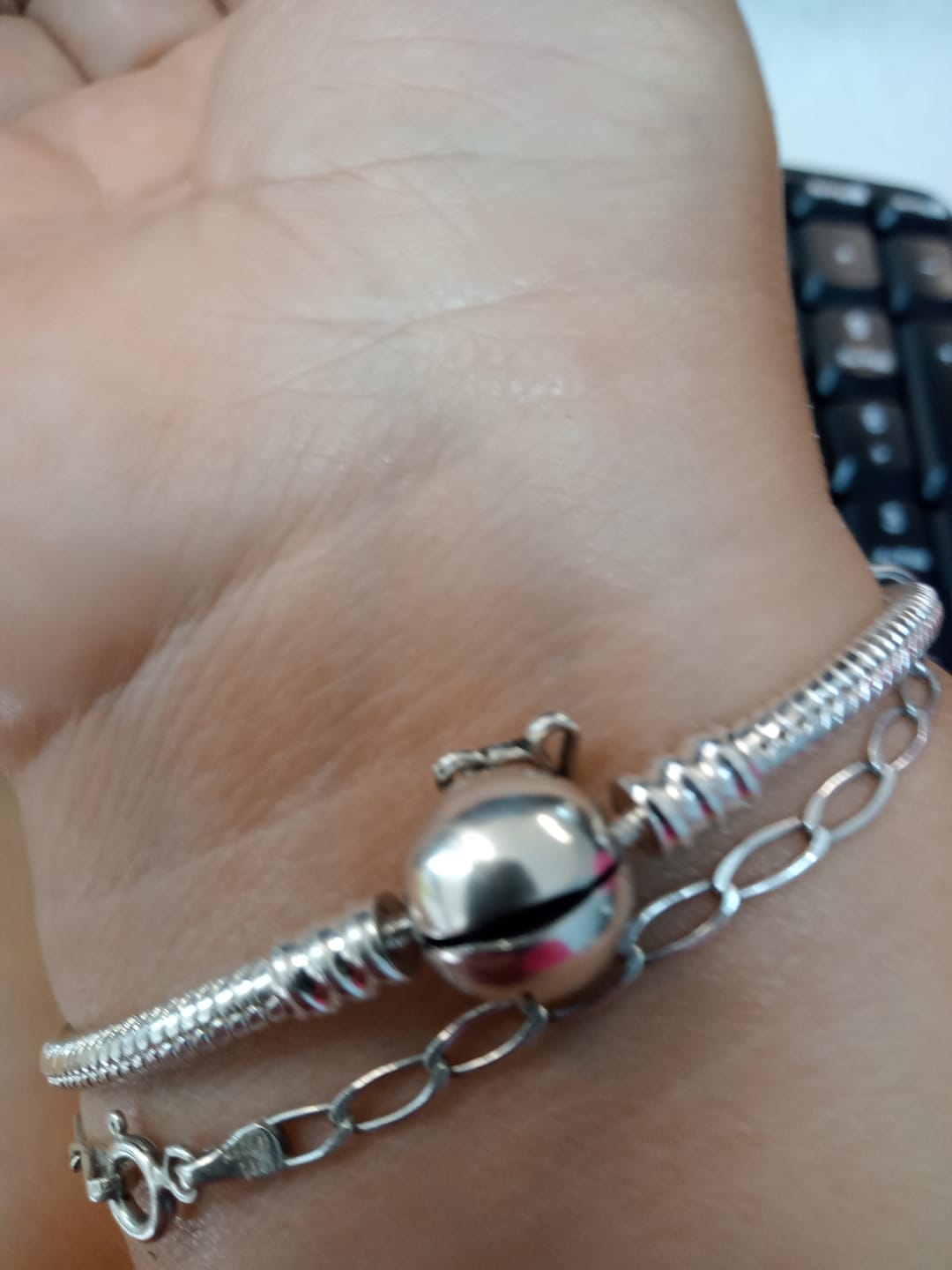 Customer photo review of Pulsera Esfera de Amor y Corazon