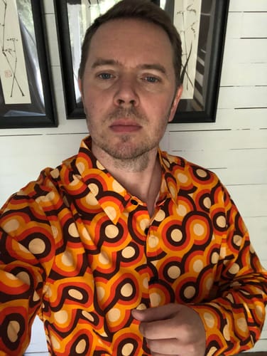 Customer photo review of Chemise à manches longues à boutons rétro orange des années 70 pour homme, motif géométrique vintage