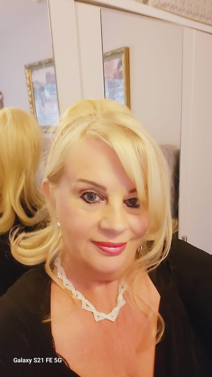 Customer photo review of Stranded Short Swoop Ponytail #27/613 Daffodil Dreams