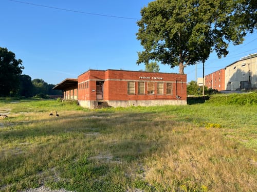 Customer photo review of Walthers Cornerstone 933-4065 Mid-Century Modern Freight Station -- Kit - 27-3/4 x 8-1/2 x 2-3/4" 70.5 x 21.5 x 6.9cm, HO