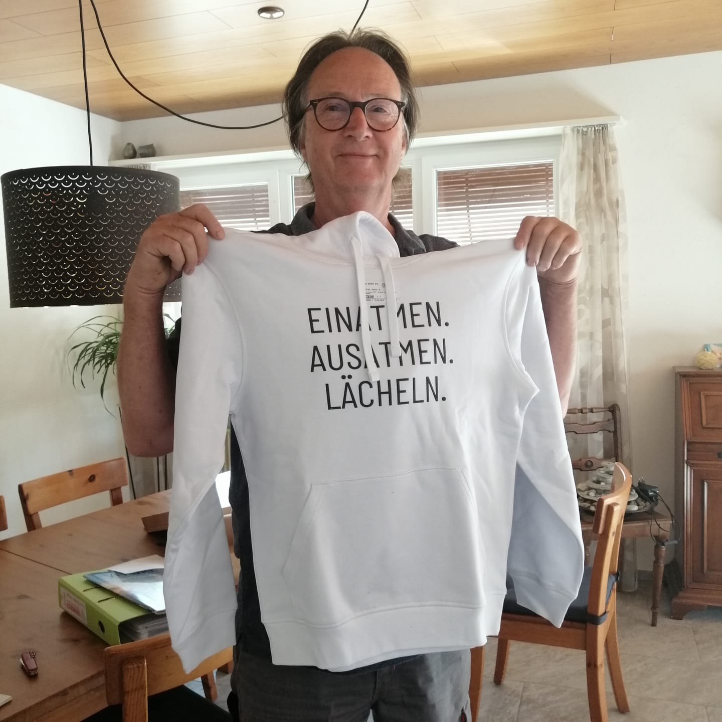 Customer photo review of Einatmen. Ausatmen. Lächeln. Bio Hoodie Unisex