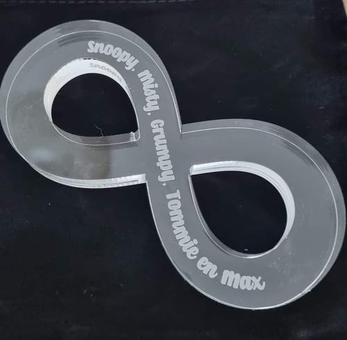 Customer photo review of Infinity Teken Met Eigen Tekst Op Plexiglas