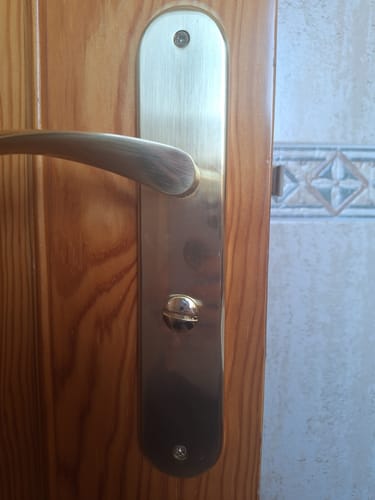 Customer photo review of Muletilla Descondena para placa · Diferentes acabados