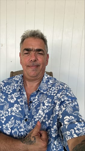 Customer photo review of Chemise de plage boutonnée à manches courtes en coton avec feuilles de plantes tropicales bleues pour hommes Aloha Resort