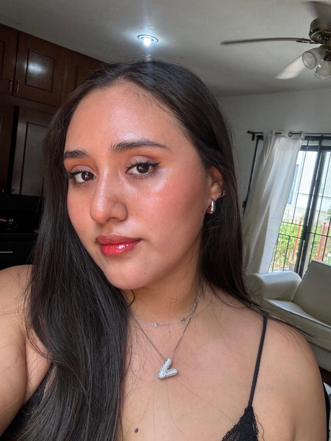 Customer photo review of Collar Inicial Balloon Plateado Zirconias