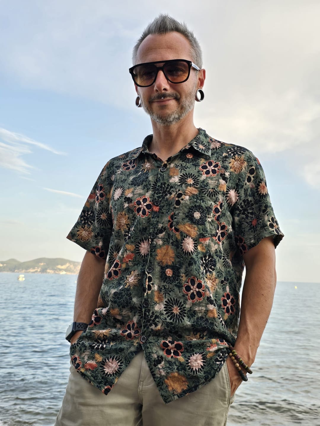 Customer photo review of Chemise hawaïenne en coton vert à manches courtes pour hommes, imprimé floral vintage
