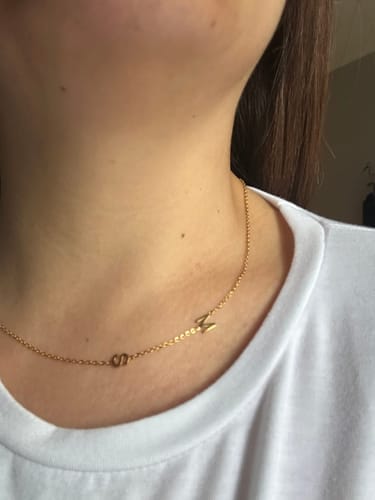 Customer photo review of Personalizovaný náhrdelník s ležatým iniciálem