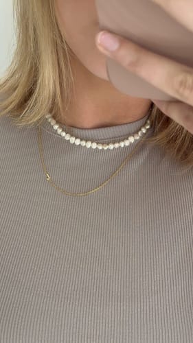 Customer photo review of Personalizovaný náhrdelník s ležatým iniciálem