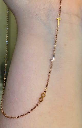 Customer photo review of Personalizovaný náhrdelník s ležatým iniciálem