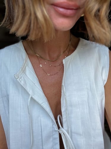 Customer photo review of Personalizovaný náhrdelník s ležatým iniciálem