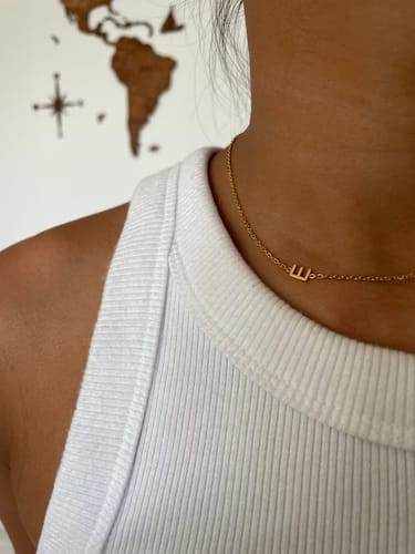 Customer photo review of Personalizovaný náhrdelník s ležatým iniciálem