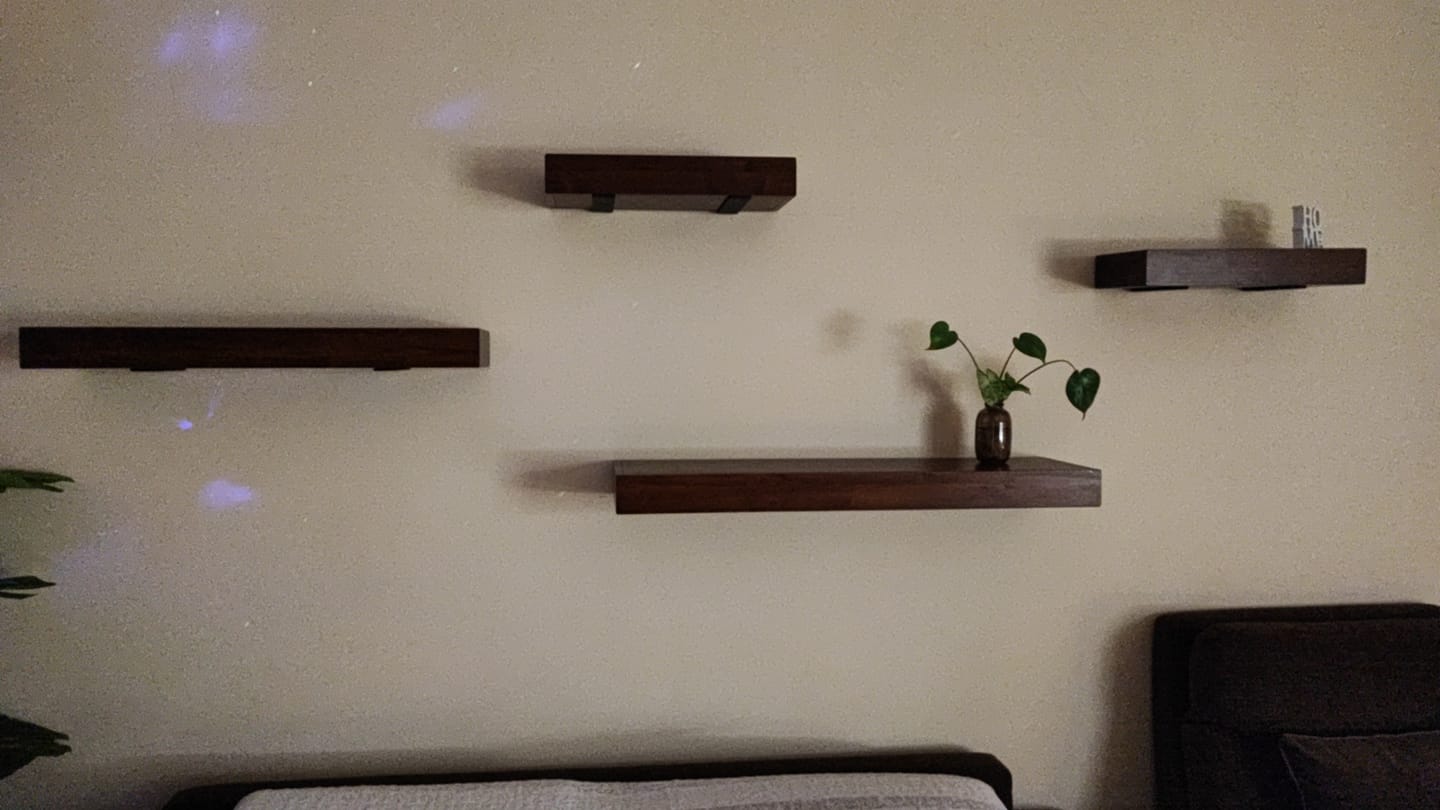 Customer photo review of Mensola sospesa - VENERE - Profondità 15-20-25 cm. Noce Scuro