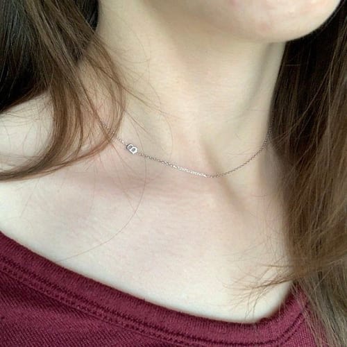 Customer photo review of Personalizovaný náhrdelník s ležatým iniciálem