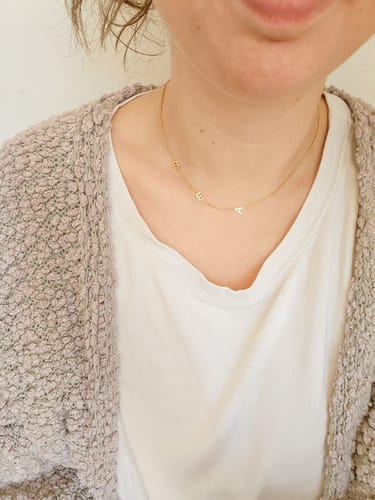 Customer photo review of Personalizovaný náhrdelník s ležatým iniciálem