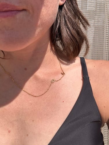 Customer photo review of Personalizovaný náhrdelník s ležatým iniciálem