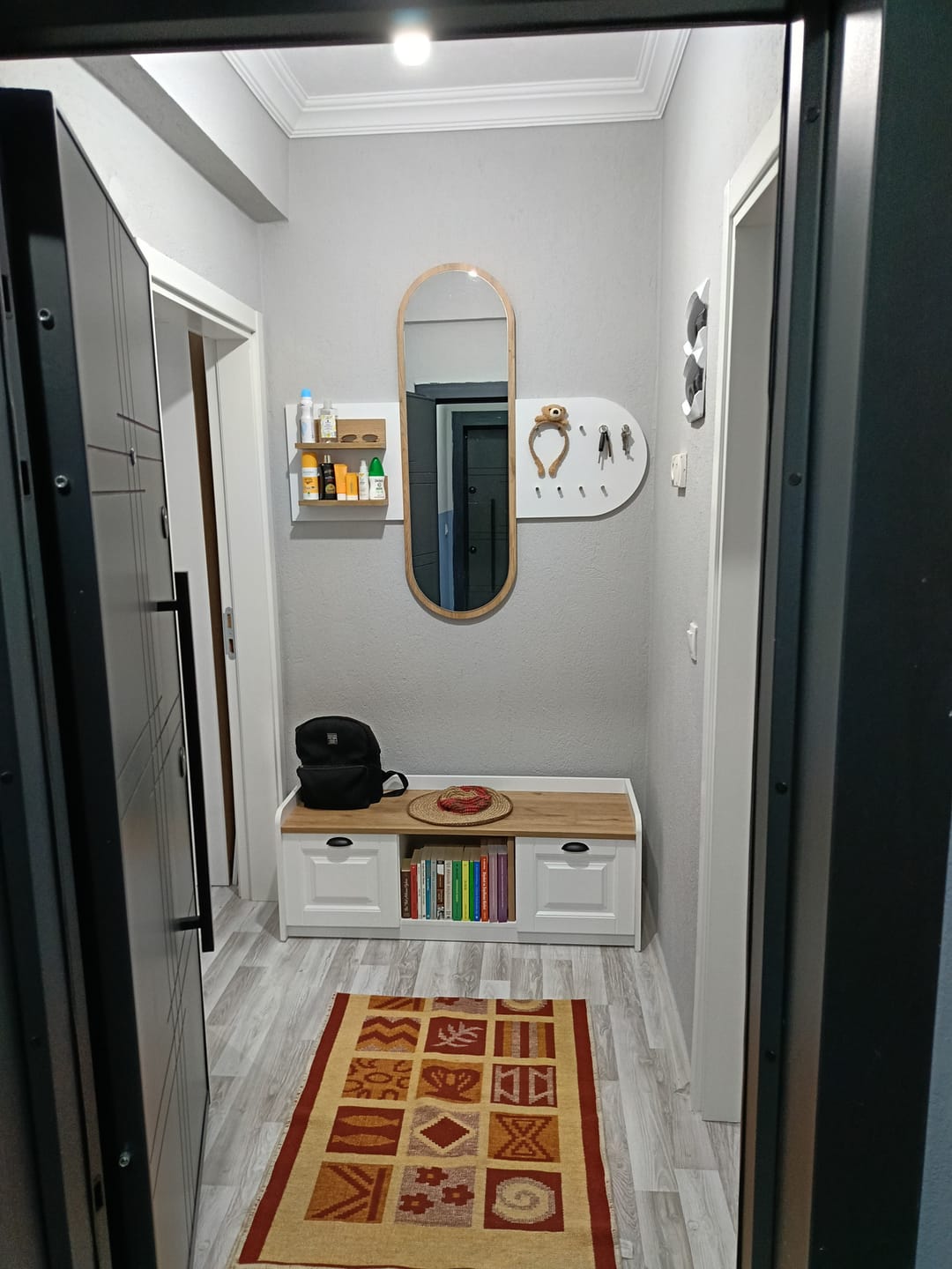 Customer photo review of Rani EE101 Aynalı Vestiyer Modern Portmanto Duvar Askısı Ayakkabılık Renk: Beyaz - S. Ceviz