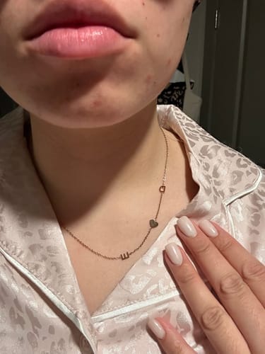 Customer photo review of Personalizovaný náhrdelník s ležatým iniciálem