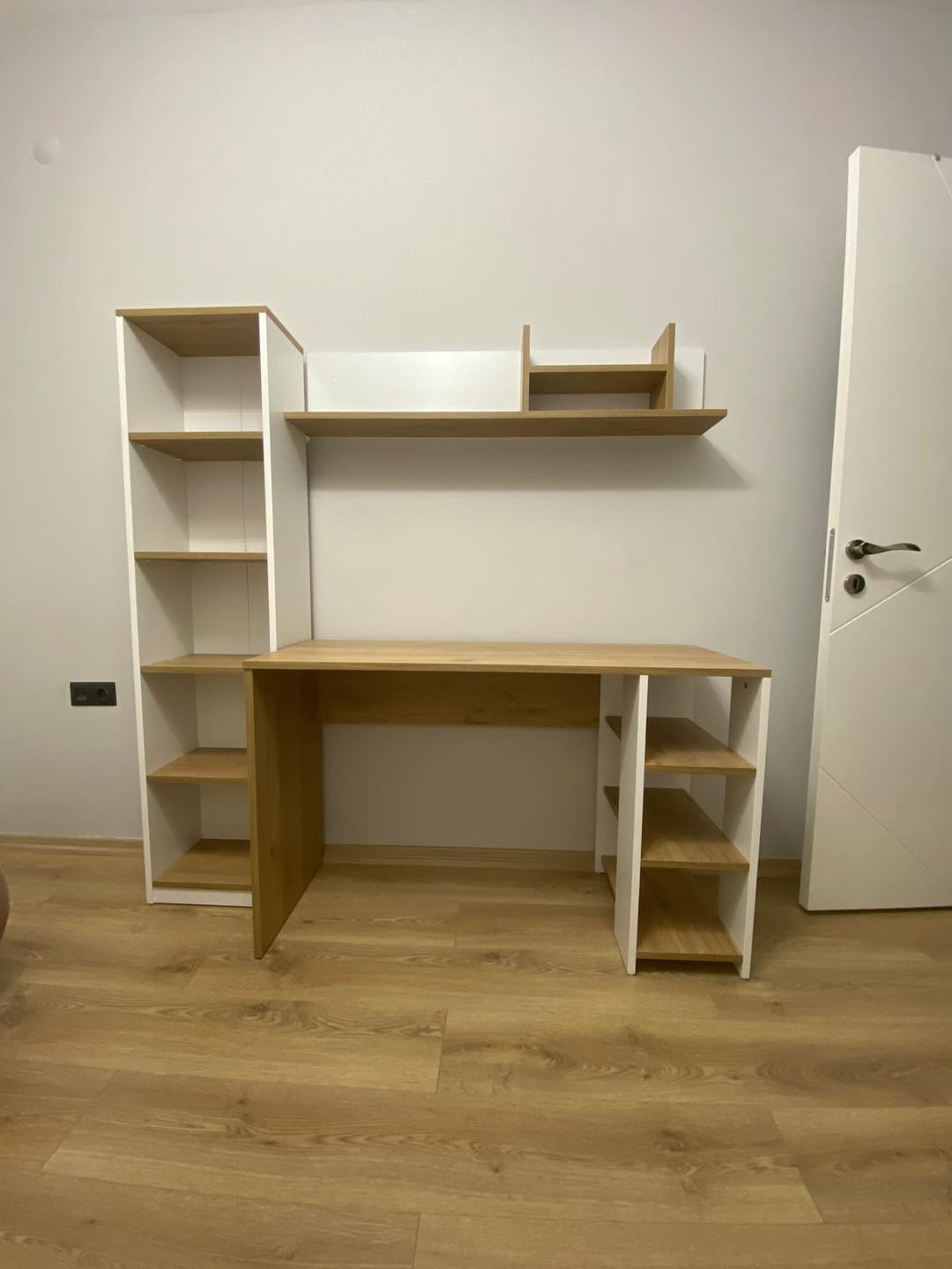Customer photo review of Rani HA125 Kitaplıklı Raflı Çalışma Ofis Bilgisayar Masası Sepet Ceviz - Beyaz