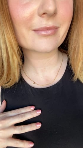 Customer photo review of Personalizovaný náhrdelník s ležatým iniciálem