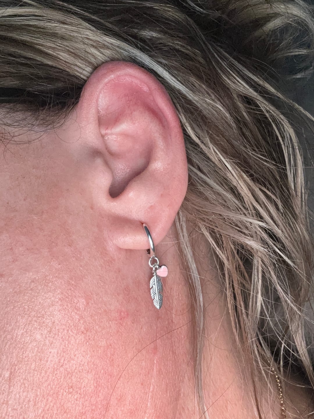Customer photo review of Pendientes Plumas de Amor