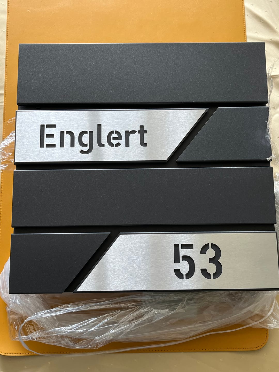 Customer photo review of AlbersDesign Briefkasten B1 Eisenglimmer (DB703) personalisiert mit Edelstahl-Schildern