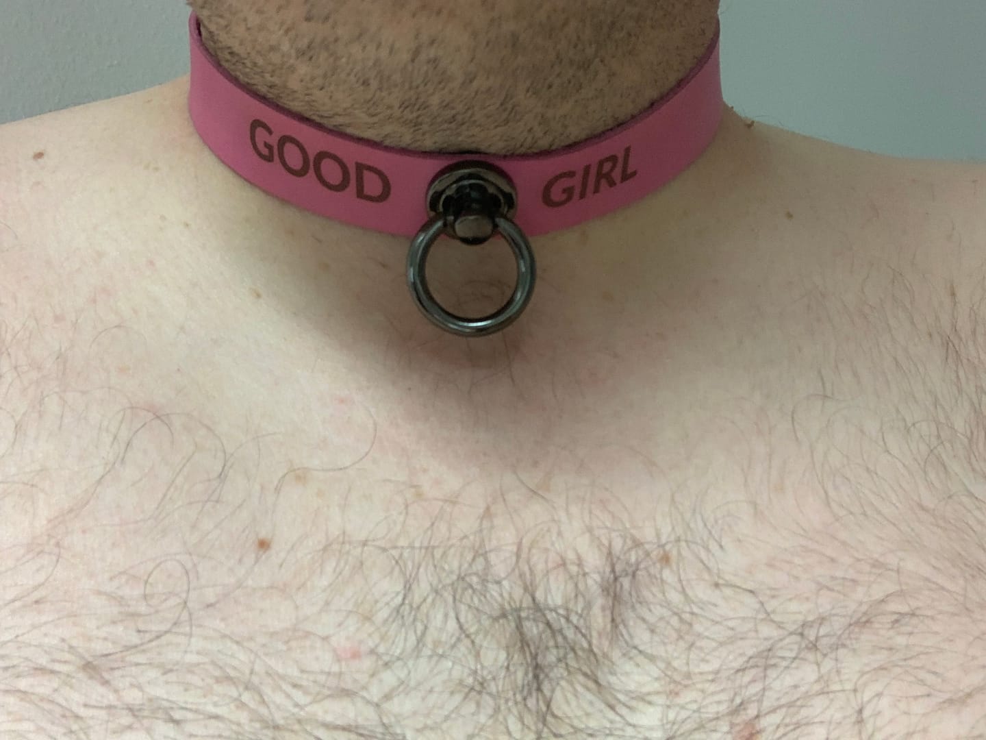 Customer photo review of YOU  Personalisiertes Halsband mit O-Ring und Wunschtext, individuell erstellt. Verschiedene Farben, italienisches Premium Vacchetta Leder