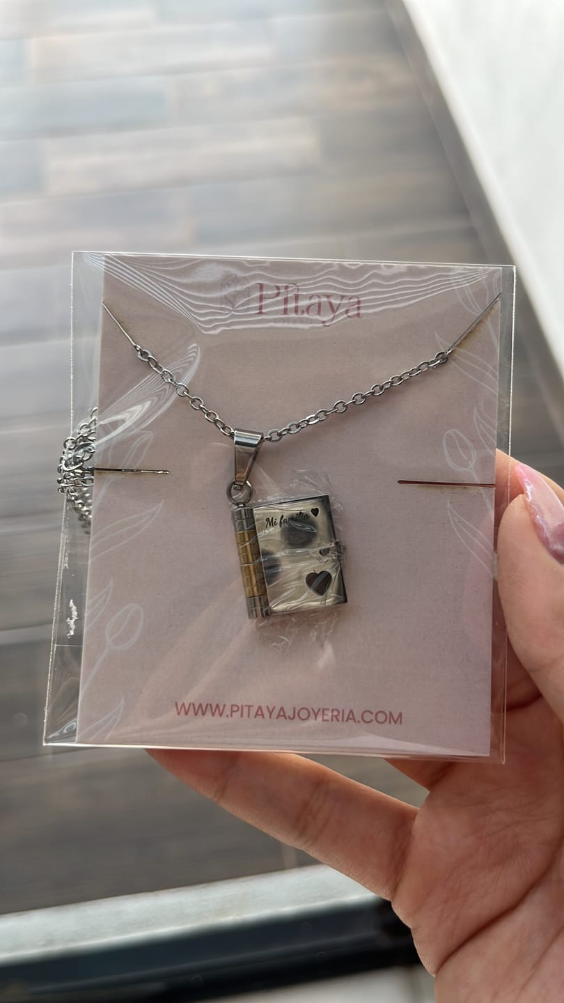 Customer photo review of Collar Libro Personalizado