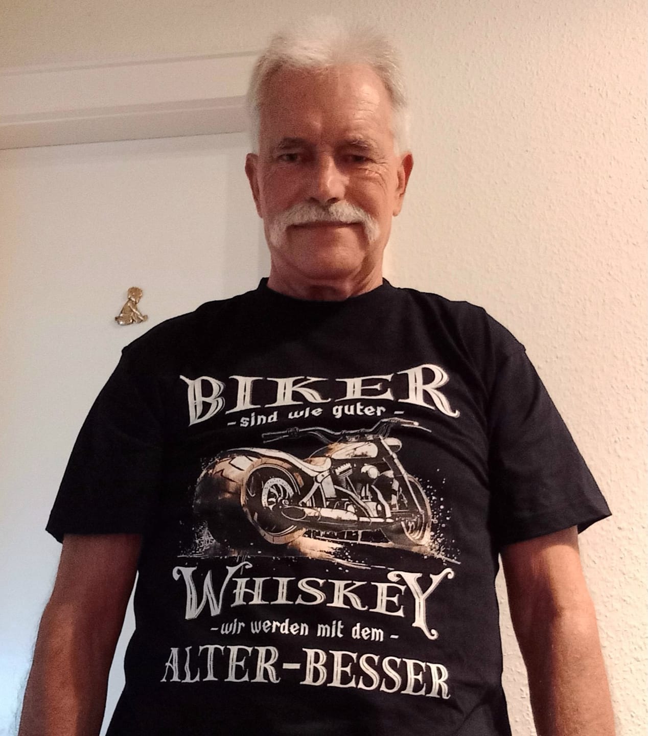Customer photo review of Biker sind wie guter Whiskey - Wir werden mit dem Alter besser!  - Herren Premiumshirt