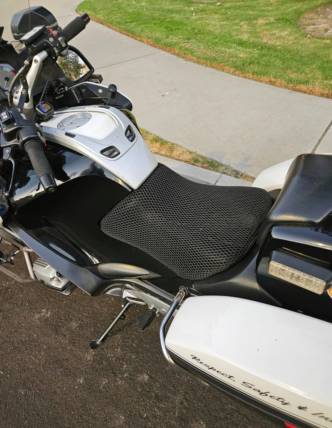Wind Rider mesh seat cover installed on a BMW R 1200 RT