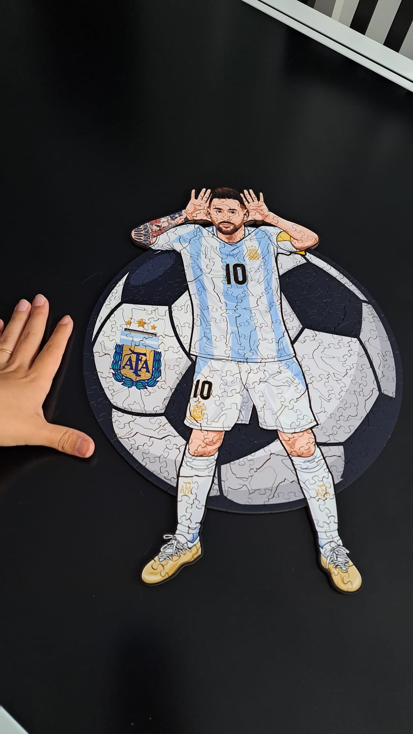 Customer photo review of Lionel Messi - Rompecabezas de Madera Oficial