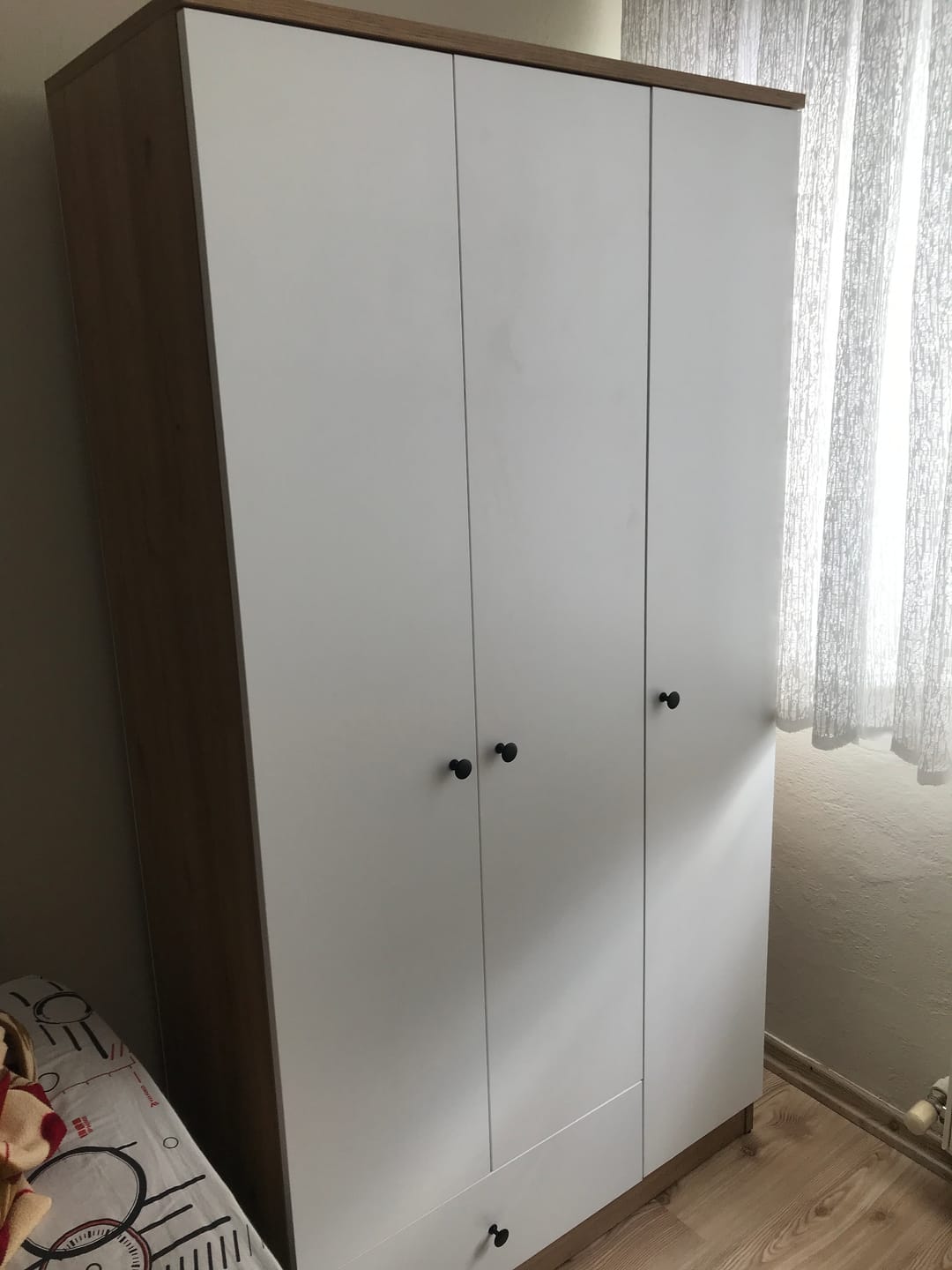 Customer photo review of Rani BA117 Gardırop Elbise Dolabı 3 Kapaklı 1 Çekmeceli 6 Raflı 1 Askılı Sepet Ceviz - Beyaz
