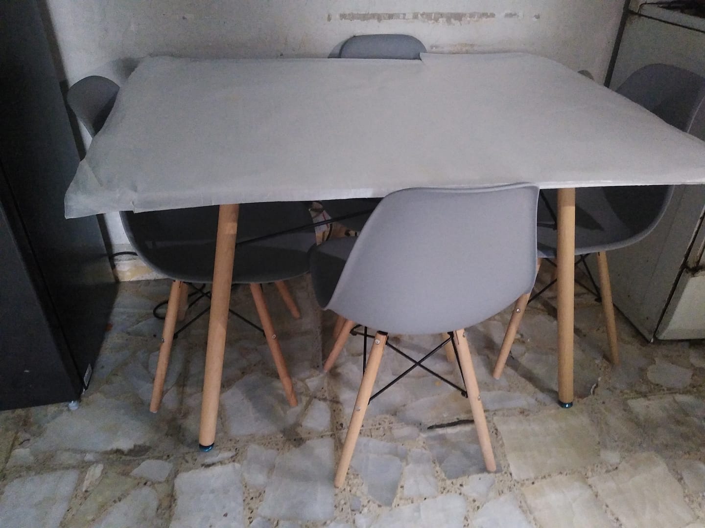 Customer photo review of Comedor Mesa Oslo Rectangular Blanca + 4 Sillas Oslo