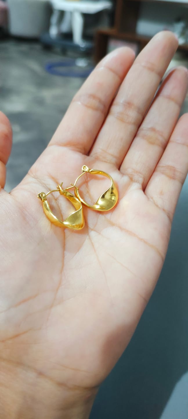 Customer photo review of Wobbly Circle Hoop Earrings