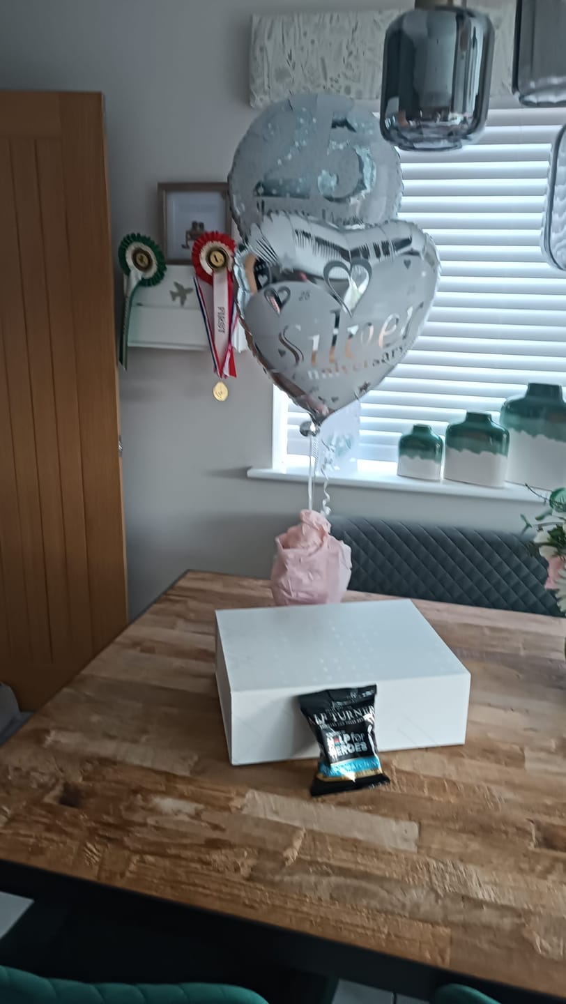 Customer photo review of Moet & Chandon 75cl Silver Edition Gift Set