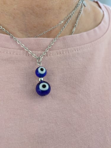 Customer photo review of Collier à pendentif double perle mauvais oeil bleu
