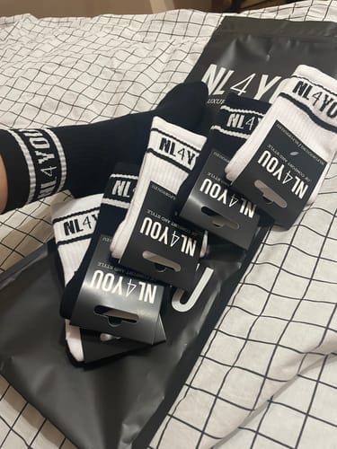 Customer photo review of Signature Stripe - Промо Пакет 6 броя Черни и Бели дълги чорапи