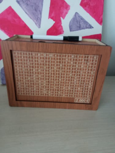 Customer photo review of Tirelire en bois avec figures gravées
