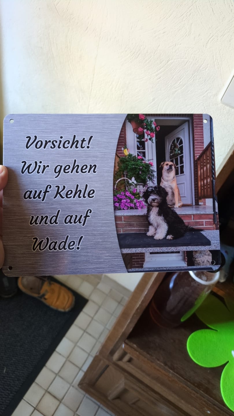 Customer photo review of Hunde-Türschild personalisiert mit Foto & Text (UV- und wetterfest)