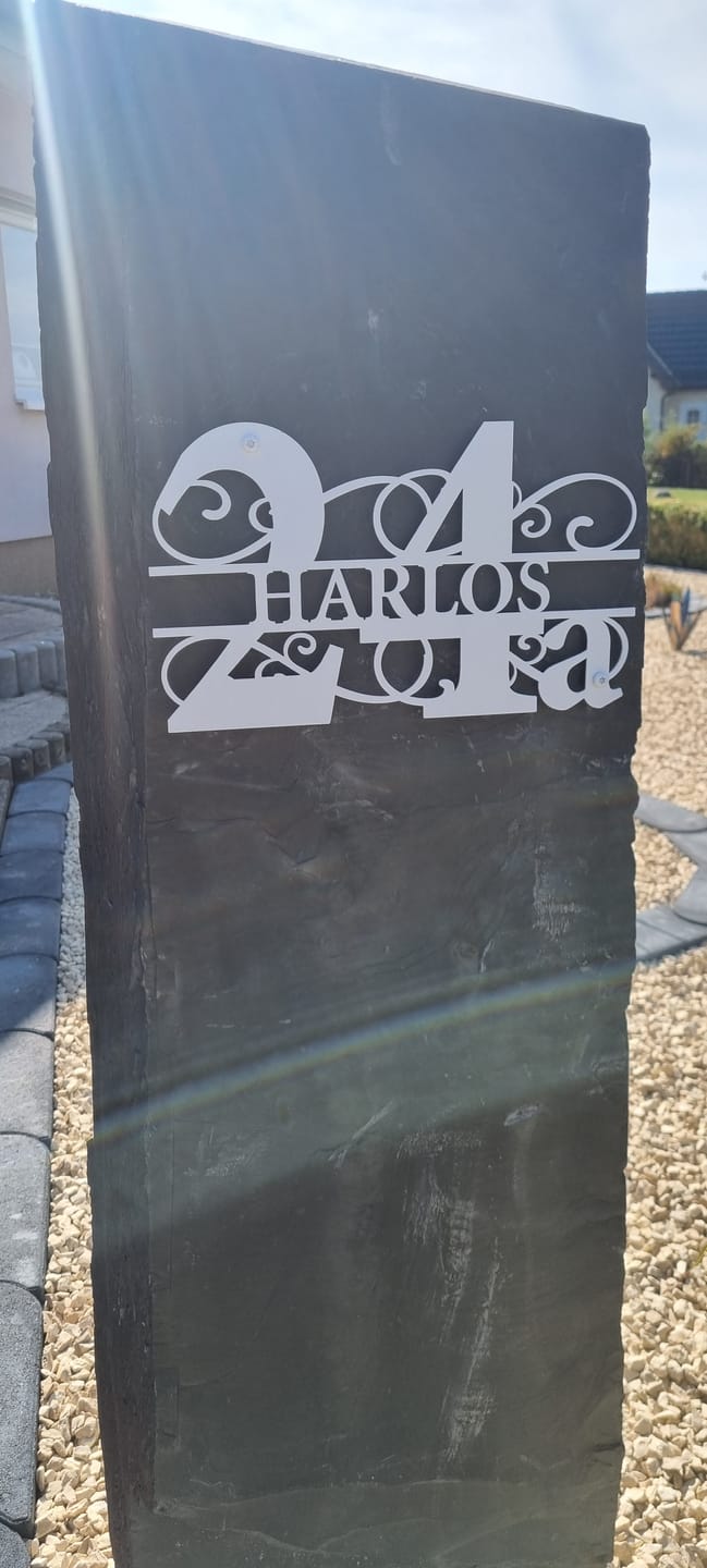 Customer photo review of Hausnummer-Türschild Ornamental Style mit Familiennamen (personalisierbar)