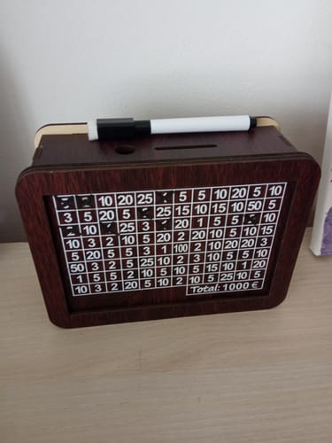 Customer photo review of Tirelire en bois avec figures gravées