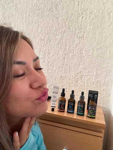 Customer photo review of NUEVO: Kit Los 4 Fantásticos (44% OFF) - Serum de Vitamina C 30ml + Serum de Niacinamida 30ml + Serum Ácido Glicólico 30ml + Serum de Ácido Hialurónico 30ml