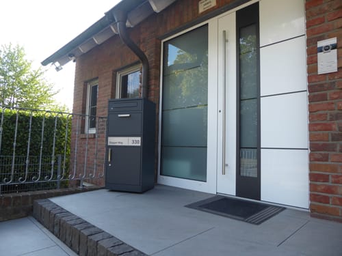 Customer photo review of AlbersDesign Stand-Paketbox PB1 anthrazit (RAL7016) personalisiert mit Edelstahl-Schild