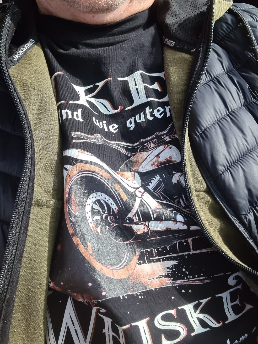 Customer photo review of Biker sind wie guter Whiskey - Wir werden mit dem Alter besser!  - Herren Premiumshirt