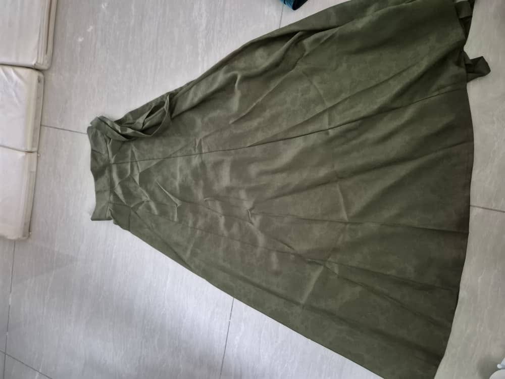 Customer photo review of Holding the Moon 上揽月 Olive Green Weijin Tang 10 Panel Poqun Skirt