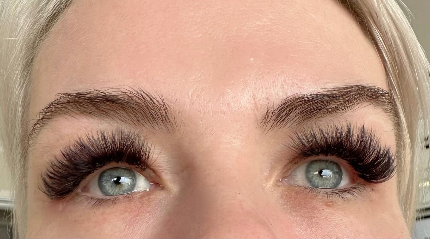 Customer photo review of WHOLESALE Bomb Glue-1s Fast Drying Extremely Strong Lash Adhesive