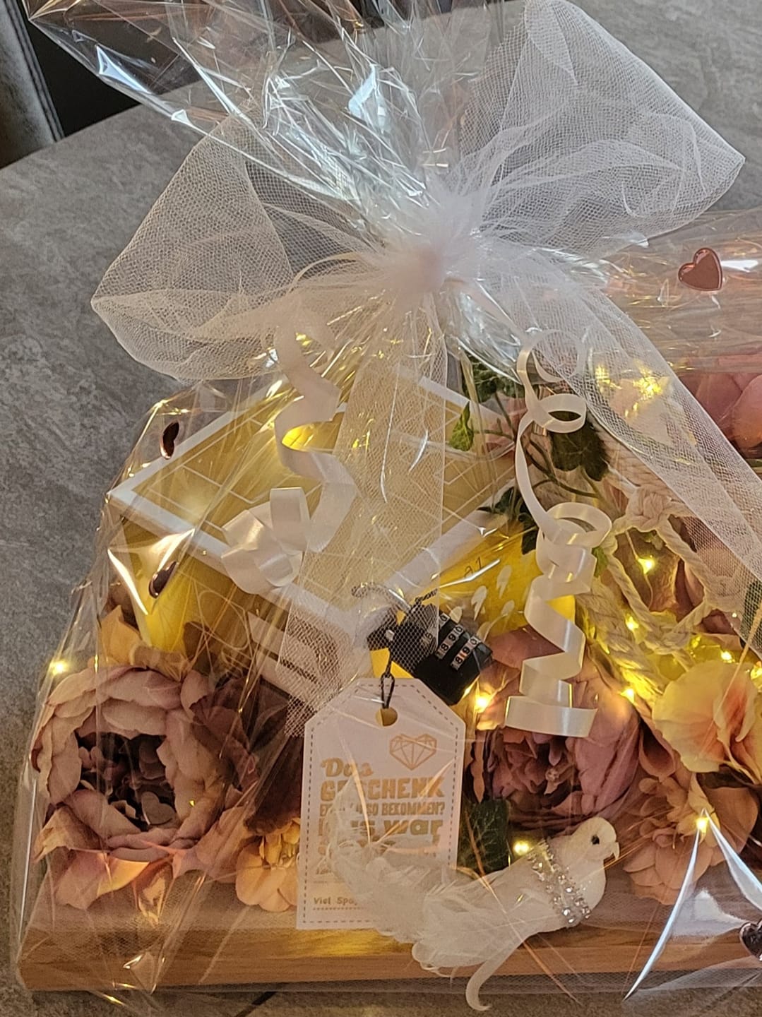 Customer photo review of Geldgeschenk Hochzeit - SURPRISA Geschenkbox mit Goldfolie, Rätselbox für Geschenke und Gutscheine